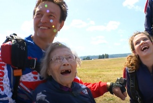 Cụ bà đã 103 tuổi vẫn lập kỷ lục Guinness môn nhảy dù